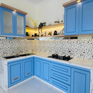 Η κουζίνα ή μικρή κουζίνα στο Villa Harmonis Lembang with Pool & Warm Jacuzzi