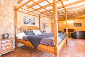 Rúm í herbergi á Agroturismo Es Quatre Cantons