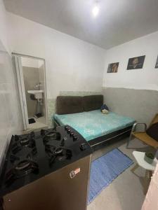 une cuisine avec une cuisinière et un comptoir dans l'établissement Dream House, à Bayeux