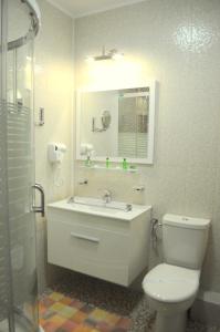 Ett badrum på Hotel Evia