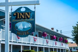 um sinal para o restaurante e motel m inn em Inn Between the Beaches & Villager em York Beach