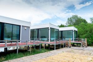 a building with glass windows on the side of it at หลานย่าโฮมสเตย์ บางตะบูน in Ban Khung Tamnak
