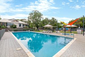 una piscina en un patio con una casa en 98 Steps to the Beach 2BR Coastal Getaway, en Broadwater