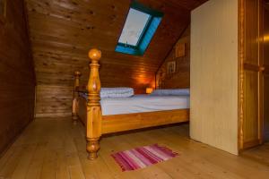 una camera da letto con un letto in una cabina di legno di Brunarica Bled Zatrnik Pokljuka a Bled
