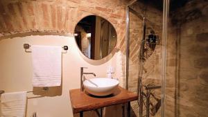 un baño con lavabo y espejo en Saxa Suite - Dimore nel Tempo, en Perugia 27 fotos más