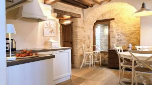 Una cocina y un comedor con mesa y sillas. en Saxa Suite - Dimore nel Tempo, en Perugia