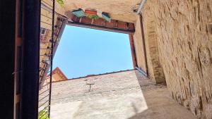 una gran ventana en el lateral de un edificio de ladrillo en Saxa Suite - Dimore nel Tempo, en Perugia