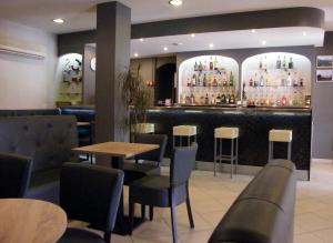 Lounge nebo bar v ubytování Hôtel Restaurant L' Empereur