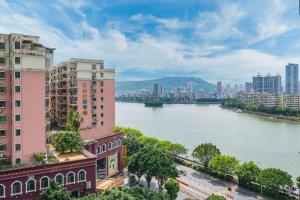 ShaoguanにあるLavande Hotel Shaoguan Bainian East Street Fengcai Buildingの建物が立ち並ぶ街の川の景色