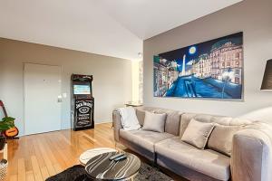 TV a/nebo společenská místnost v ubytování Top Ubicacion Vistas al Campo de Polo y Piscina!