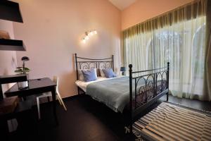 a bedroom with a bed and a desk and a window at Villa de lujo de 4 dormitorios, piscina y barbacoa in Sant Feliu de Guixols +56 photos