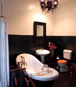 a bathroom with a tub and a sink and a toilet at Oakdene Heritage Accommodation in Saint Marys