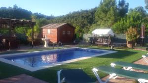 Bazén v ubytování Holiday Home Cardona nebo v jeho okolí