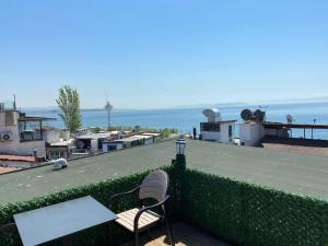 ein Tisch und zwei Stühle auf einem Balkon mit Blick auf das Meer in der Unterkunft Maritime Boutique Hotel in Istanbul