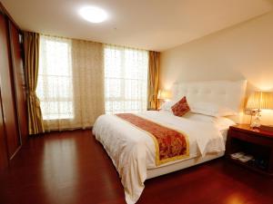 Letto o letti in una camera di Guangzhou Pengman Apartment Zhengjia Huanshi Branch