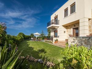 a view of a house with a yard at Villa Kalliani in Kissamos