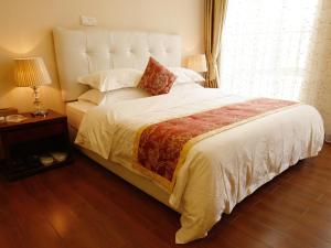 Letto o letti in una camera di Guangzhou Pengman Apartment Zhengjia Huanshi Branch