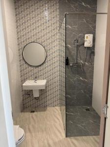 Salle de bains dans l'établissement Baan Ingna Resort Hotel