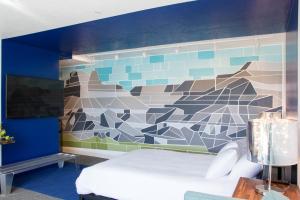 1 dormitorio con un mural de montañas en la pared en Skyfall Guestrooms, en Green River