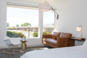 Postel nebo postele na pokoji v ubytování Skyfall Guestrooms