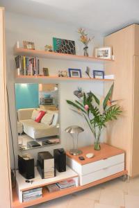 a living room with a book shelf with a couch at Cozy Beachfront Studio in San Juan