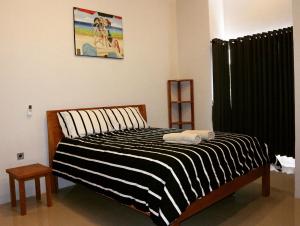 Rúm í herbergi á Lazy Inn Kuta Lombok