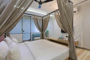 Ένα ή περισσότερα κρεβάτια σε δωμάτιο στο Hotel Shiv Vatika