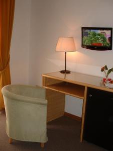 A television and/or entertainment centre at Hotel Barberino
