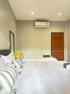 Ένα ή περισσότερα κρεβάτια σε δωμάτιο στο Saiinam Laguna Inn