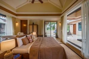 Ένα ή περισσότερα κρεβάτια σε δωμάτιο στο SaffronStays Frangipani +49 φωτογραφίες