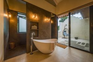 Ένα μπάνιο στο SaffronStays Frangipani +49 φωτογραφίες