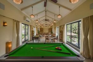 Τραπέζι μπιλιάρδου στο SaffronStays Frangipani