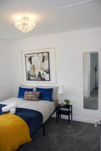 Ένα ή περισσότερα κρεβάτια σε δωμάτιο στο Elegant & Modern 3 bed home with private drive