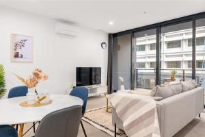 TV a/nebo společenská místnost v ubytování Stylish Turner Apt w Study Close to ANU n CBD