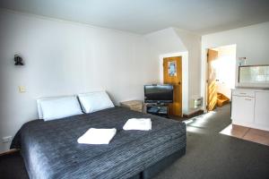 Μια τηλεόραση ή/και κέντρο ψυχαγωγίας στο Bennetts Thermal Motor Inn