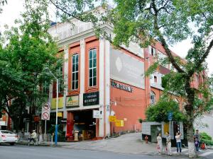 un edificio all'angolo di una strada cittadina di Guangzhou Pengman Apartment Zhengjia Huanshi Branch a Canton