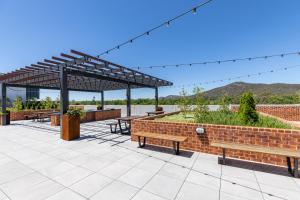 un padiglione con panche e tavoli su un patio di Central Comfort ,CBD 2BR w Free Parking, Wifi a Braddon