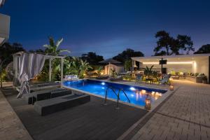 ein Haus mit Swimmingpool bei Nacht in der Unterkunft Hideaway Villa in Ialysos