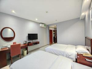 Μια τηλεόραση ή/και κέντρο ψυχαγωγίας στο GreenTree Inn Nanjing Dachang Getang Metro Station Express Hotel