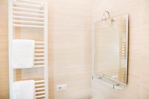 een badkamer met een spiegel en witte handdoeken bij Nonna Nina in Guagnano