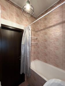 Два Кроки до Хрещатика Історичний Центр Укриття Є في كييف: حمام مع حوض استحمام ومغسلة +28 صورة