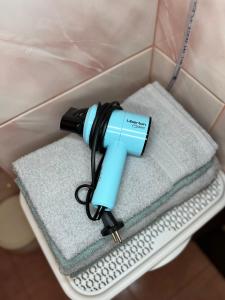 Два Кроки до Хрещатика Історичний Центр Укриття Є في كييف: مصباح يدوي أزرق موضوع فوق المناشف