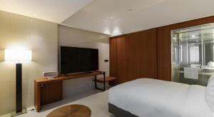 Top Cloud Hotel Iksan的电视和/或娱乐中心