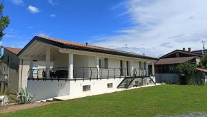 a white house with a balcony and a yard at APPARTAMENTO " Le Terre del Garda " in Castelnuovo del Garda