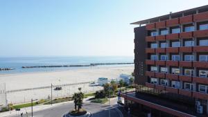 un hotel con vistas a la playa en Hotel Palazzo Caveja, en Rímini