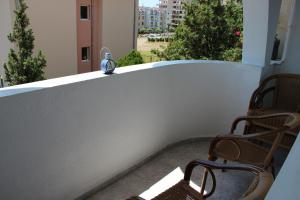 un reloj sentado en la cornisa de un balcón en Karchevi Apartment en Sveti Vlas