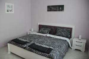 Llit o llits en una habitació de Karchevi Apartment