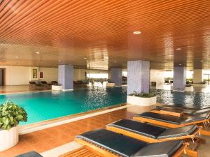 una piscina en un hotel con una gran piscina en Don Chan Palace Hotel & Convention, en Vientiane