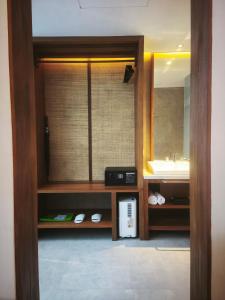 un baño con lavabo y espejo en Yulia Village Inn Ubud, en Ubud