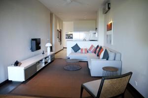 TV a/nebo společenská místnost v ubytování Sunset Coast Apartment